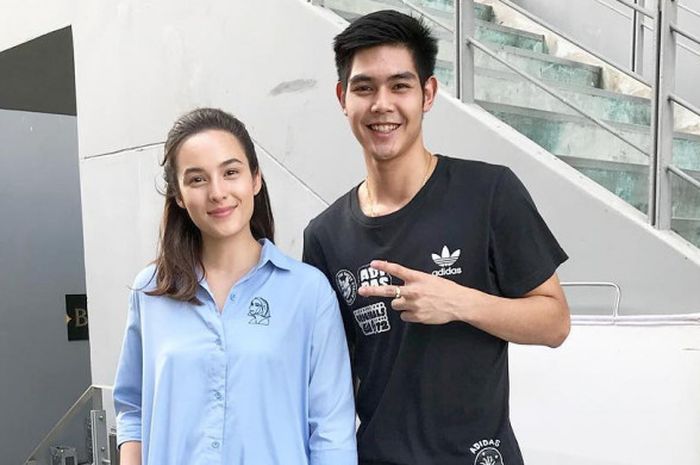Aktris tanah air, Chelsea Islan (kiri) tengah berfoto bersama dengan pebulu tangkis asal Thailand, Pannawit Thongnuam, Jumat (22/1/2018).