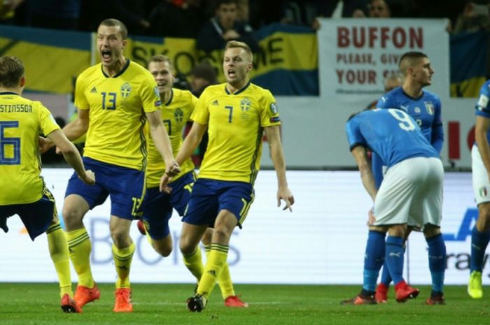 Pemain Swedia melakukan selebrasi setelah Jakob Johansson mencetak gol ke gawang Italia pada laga leg pertama play-off Piala Dunia 2018 yang berlangsung di Friends Arena, Jumat (10/11/2017) waktu setempat.