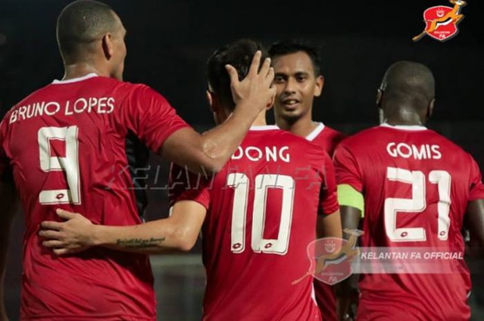 Suka cita pemain Kelantan FA merayakan gol mereka ke gawang Kuantan FA pada laga uji coba di Stadium Sultan Muhammad IV, Kota Bharu, Rabu (24/1/2018) malam. 