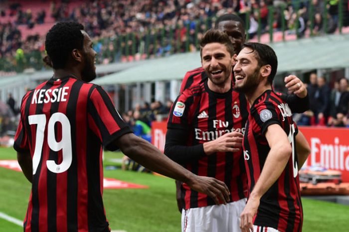 Gelandang AC Milan, Hakan Calhanoglu (kanan)  merayakan gol yang dicetak ke gawang Chievo di San Siro, Milan, pada 18 Maret 2018.. 