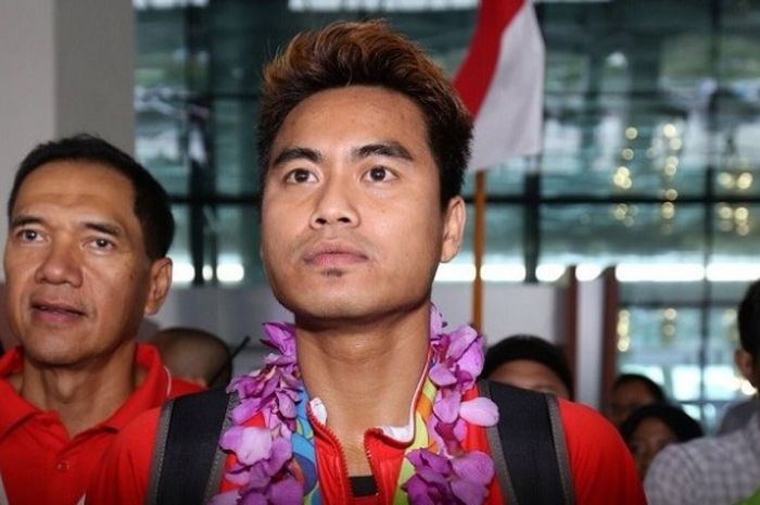 Pebulu tangkis ganda campuran nasional, Tontowi Ahmad, didampingi Ketua Umum PP PBSI Gita Wirjawan (kiri), setelah tiba di bandara Soekarno Hatta, Jakarta, Selasa (23/8/2016).
