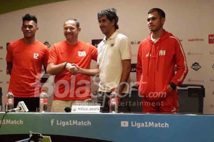 Pelatih Persija Jakarta, Stefano Cugurra, bersama dengan Rezaldi Hehanussa dan pelatih Borneo FC, Dejan Antonic, bersama dengan Lerby Eliandri di SUGBK, Jumat (13/4/2018)