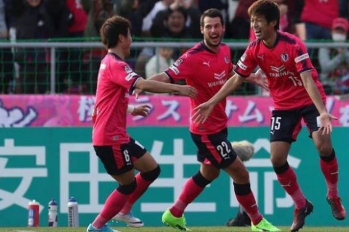 Trio pemain Cerezo Osaka; Yoichiro Kakitani, Matej Jonjic, dan Yasuki Kimoto (kiri ke kanan) merayakan gol ke gawang Yokohama Marinos pada laga J-League, 7 April 2017. 