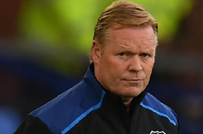 Ekspresi eks manajer Everton, Ronald Koeman, saat memperhatikan timnya bertanding menghadapi Ruzomberok di leg 1 ronde ketiga kualifikasi Liga Europa 2017-2018 di Stadion Goodison Park, Liverpool, Inggris, pada Kamis (27/7/2017).