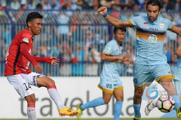 Pemain Persela Jose Manuel Barbosa membawa bola saat jumpa Bali United.