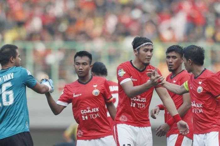 Skuat Persija Jakarta bersiap untuk memulai babak kedua kontra Mitra Kukar pada pekan keenam Liga 1 musim 2017 di Stadion Patriot Candrabhaga, Bekasi, Jawa Barat, Minggu (14/5/2017). Laga berakhir imbang 1-1.