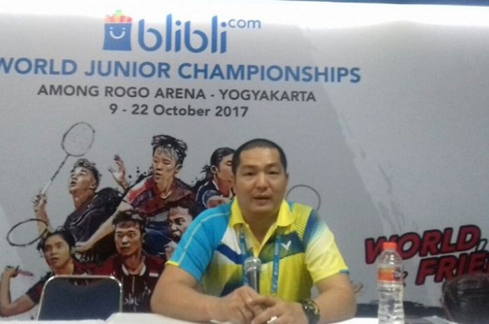 Pelatih tunggal putra yunior Indonesia, Harry Hartono, berbicara dalam konferensi pers Kejuaraan Dunia Junior 2017 di GOR Among Rogo, Yogyakarta, Kamis (19/10/2017).