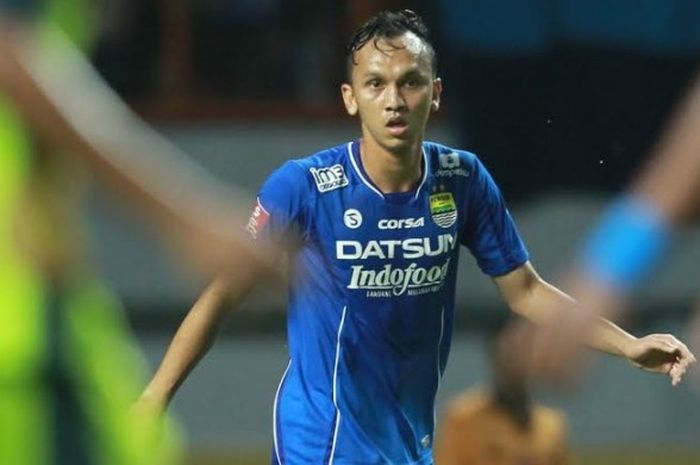 Gelandang potensial Persib, Rachmad Hidayat dalam laga timnya kontra Bhayangkara FC di Stadion Wibawa Mukti, Kab Bekasi, 12 Oktober 2016. Persib kabarnya sudah sepakat dengan empat pemain baru untuk musim 2017. 