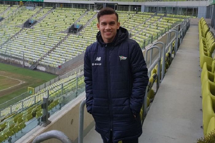     Egy Maulana Vikri saat diperkenalkan ke hadapan publik Lechia Gdansk di Stadion Energa Gdansk, Polandia, Minggu (11/3/2018)     