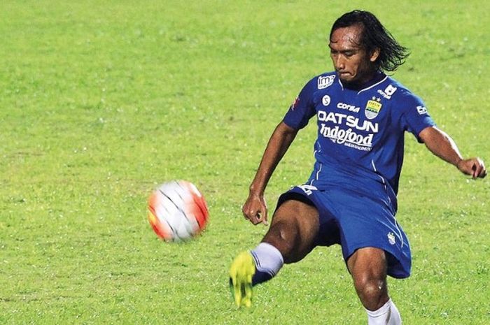 Gelandang Persib Bandung, Hariono, menghalau bola saat melawan Mitra Kukar dalam laga lanjutan Torabika Soccer Championship di Stadion Gede Bage Gelora Bandung Lautan Api, Kab. Bandung, Sabtu (18/6/2016).