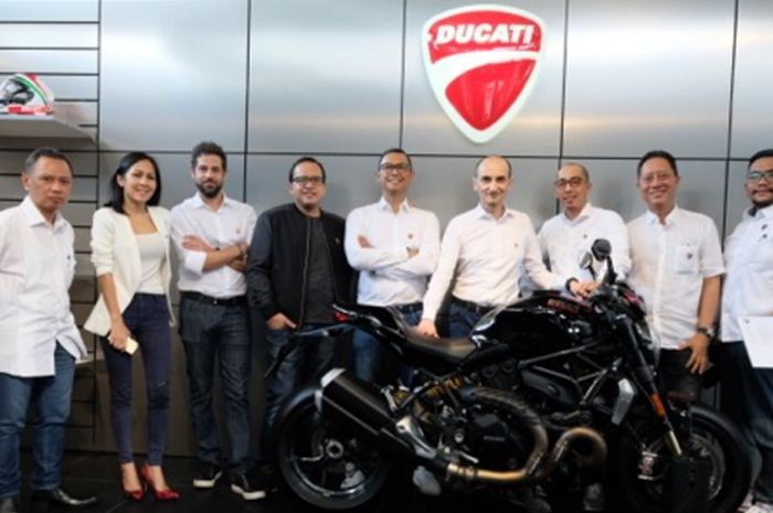 CEO Ducati Cladio Dominecali (keempat dari kiri) berfoto bersama tim Ducati Indonesia di sela-sela acara Meet and Greet bersama komunitas Ducati dan rekan-rekan media di Ducati Flagship Store, Kemang, Jakarta Selatan, Jumat (17/2/2017).