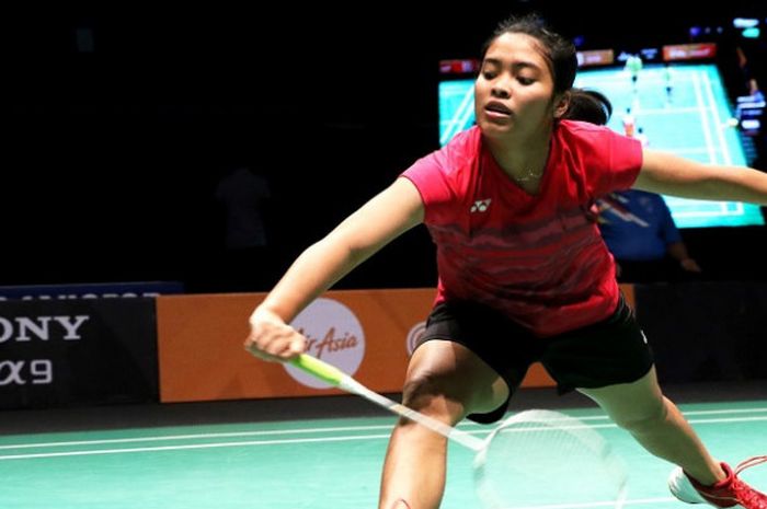 Pebulu tangkis tunggal putri Indonesia, Gregoria Mariska, mengembalikan kok ke arah Mimi Sixomxeauane (Laos) pada laga perdana perorangan SEA Games 2017 yang digelar di Axiata Arena, Kuala Lumpur, Sabtu (26/8/2017).