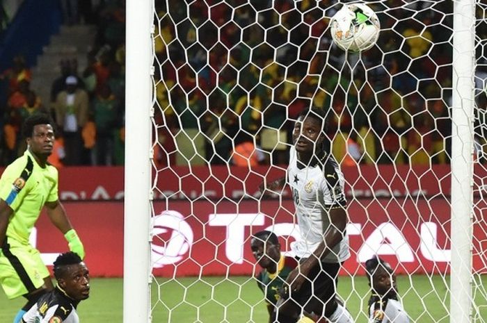 Bek Kamerun, Michael Ngadeu-Ngadjui (tengah), mencetak gol ke gawang Ghana dalam laga semifinal Piala Afrika di Stade de Franceville, Kamis (2/2/2017).