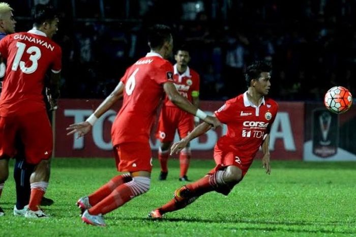 Gelandang Persija, Sandi Sute (kanan) saat membela skuat Macan Kemayoran kontra Arema FC pada laga Grup B Piala Presiden 2017 di Stadion Kanjuruhan, Kab Malang, Sabtu (11/2/2017) sore. 