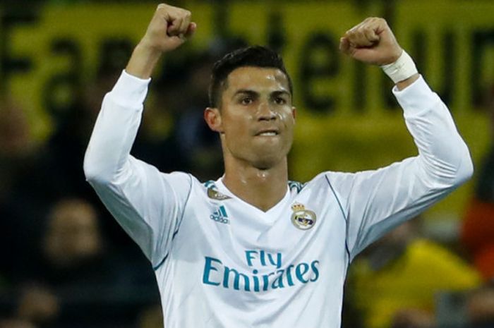 Penyerang Real Madrid, Cristiano Ronaldo, merayakan gol ke gawang Borussia Dortmund dalam partai Liga Champions di Signal Iduna Park, Dortmund, 26 September 2017.