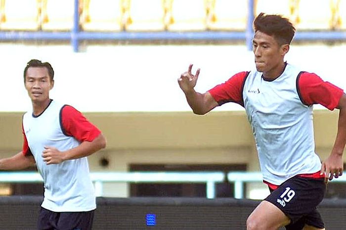 Pemain Arema FC, Hanif Sjahbandi (kanan), berlatih di Stadion Gelora Bandung Lautan Api, Rabu (12/9/