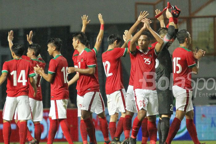 Pemain Timnas Indonesia memberikan tepuk tangan sebagai ucapan terima kasih pada penonton yang sudah hadir di Stadion Wibawa Mukti, Cikarang, Kab. Bekasi, setelah kalah 0-1 melawan Timnas Suriah U-23 pada Sabtu (18/11/2017)