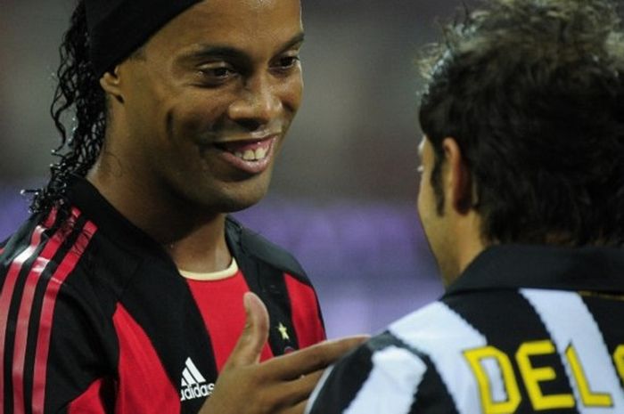 Pemain AC Milan, Ronaldinho, berbincang dengan striker Juventus, Alessandro Del Piero, saat keduanya bertemu di ajang pramusim Trofi Berlusconi pada 22 Agustus 2010.