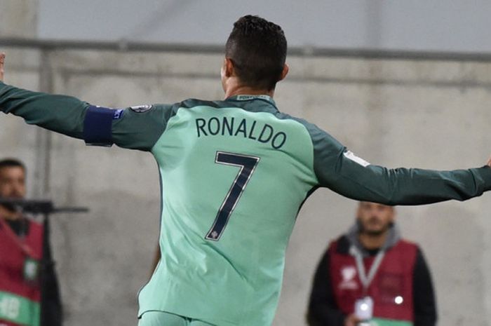 Kapten Portugal, Cristiano Ronaldo, merayakan gol yang dia cetak ke gawang Andorra dalam laga Kualifikasi Piala Dunia 2018 zona Eropa di Stadion Municipal, Andorra La Vella, pada 7 Oktober 2017.