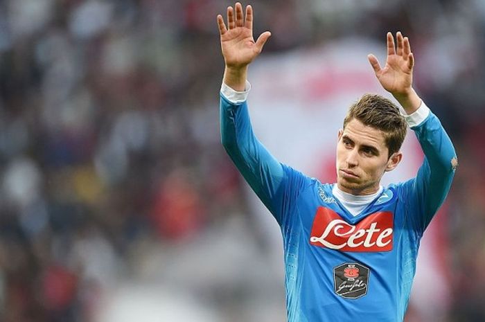 Gelandang Napoli, Jorginho, melambaikan tangan kepada para pendukung dalam pertandingan Serie A 2015-2016 menghadapi Genoa di Stadio Luigi Ferraris, Genoa, Italia, pada 1 November 2015.