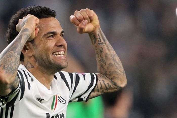 Bek kanan Juventus, Dani Alves, merayakan kemenangan atas FC Porto dalam laga leg kedua babak 16 besar Liga Champions di Juventus Stadium, Turin, Italia, pada 14 Maret 2017.