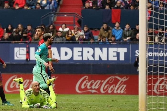 Penyerang Barcelona, Lionel Messi , mencetak gol ke gawang Osasuna pada pertandinga lanjutan La Liga di Stadion El Sadar, Sabtu (10/12/2016). 