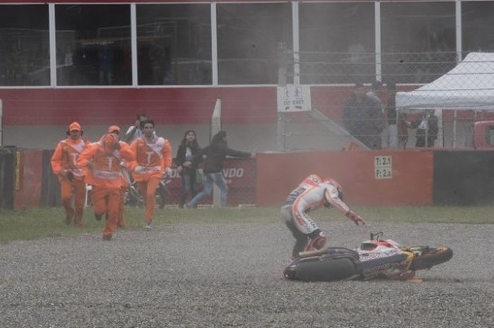 Pebalap Repsol Honda, Marc Marquez, terjatuh di tikungan 2 lap ke-4 pada GP Argentina yang berlangsung di Autodromo Termas de Rio Hondo, Minggu (9/4/2017).