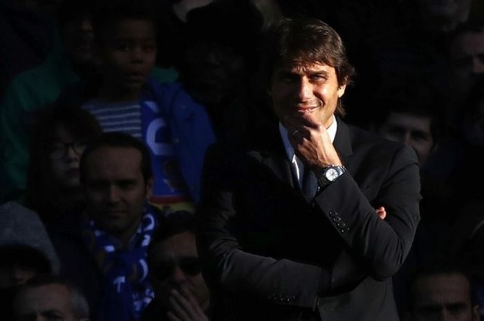 Manajer Chelsea, Antonio Conte, mendampingi anak asuhnya dalam laga Premier League kontra West Bromwich Albion di Stadion Stamford Bridge, London, Inggris, 11 Desember 2016.