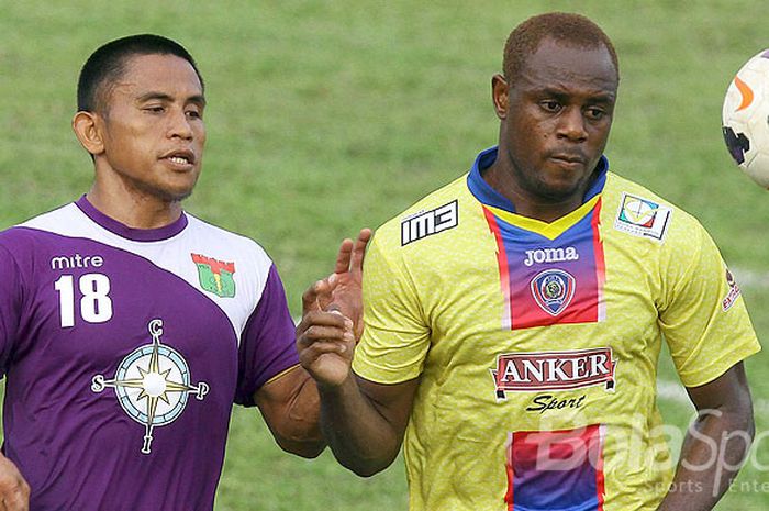 Bek Arema Cronus, Viktor Igbonefo (kanan), mencoba melewati hadangan pemain Persita Tangerang, Ilham Jayakusuma, dalam laga lanjutan ISL 2014 di Karawang, (13/2/2014).