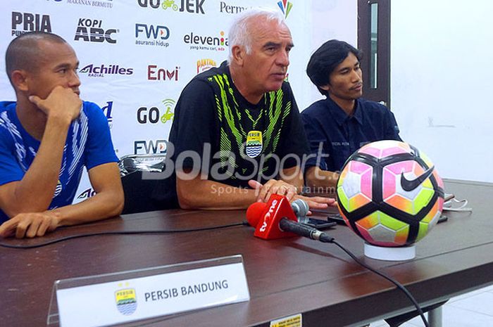 Pelatih Persib, Roberto Carlos Mario Gomez (tengah) ditemani Supardi Nasir (kiri), memberikan keterangan kepada media seusai pertandingan uji coba menghadapi Arema di Stadion Gelora Bandung Lautan Api (GBLA), Kota Bandung, Minggu (18/3/2018).