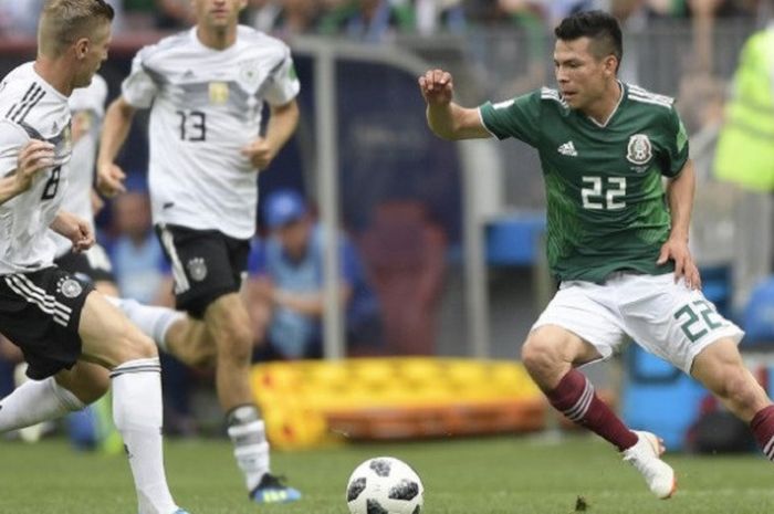  Toni Kroos mencoba menahan pergerakan Hirving Lozano pada laga Piala Dunia 2018, Jerman vs Meksiko, di Stadion Luzhniki, 17 Juni 2018.  