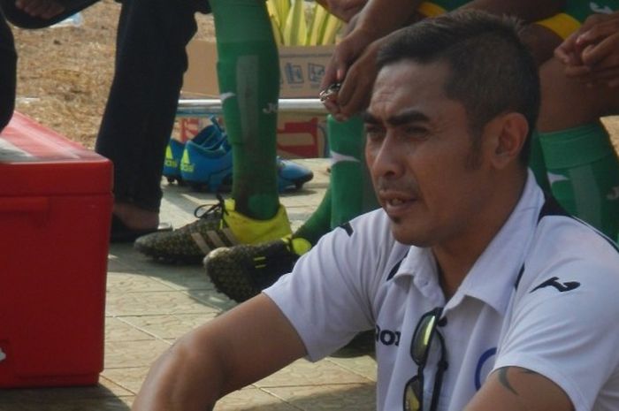 Pelatih Kabomania U-13, Indriyanto Nugroho, menyaksikan permainan anak asuh di Liga BOLA 2015-2016.