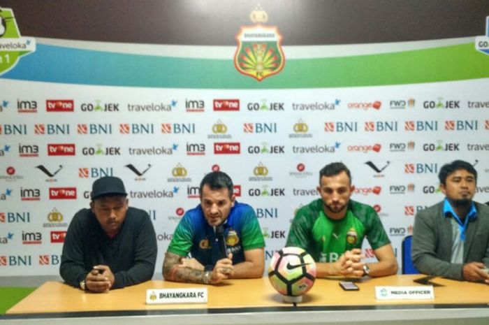 Pelatih Bhayangkara FC, Simon Mcmenemy (ketiga dari kanan) dan striker Ilija Spasojevic (kedua dari kanan), pada sesi jumpa pers pralaga kontra Persela Lamongan di Stadion Patriot Candrabhaga, Bekasi, Kamis (26/10/2017) sore WIB. 