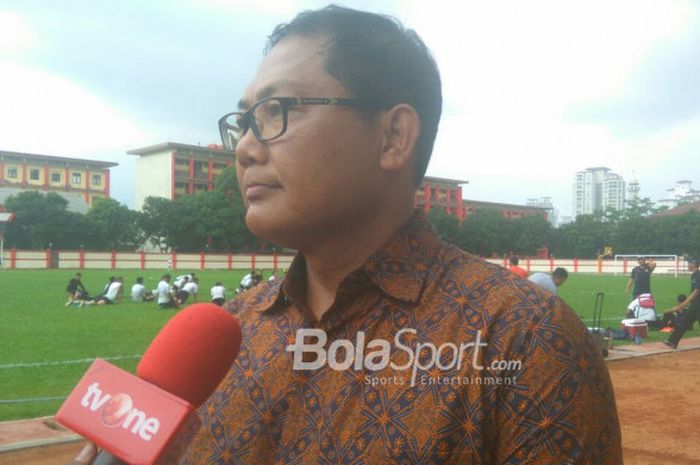 Manajer Bhayangkara FC Sumardji saat menjawab pertanyaan wartawan di Stadion PTIK, Jakarta Selatan, Selasa (17/4/2018).