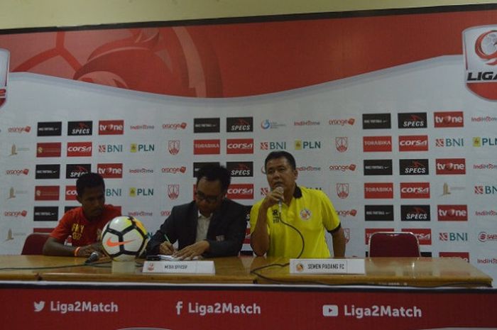 Sesi jumpa pers Semen Padang, di ruang VVIP Stadion Manahan Solo, Minggu (22/4/2018). Pelatih Semen Padang, Syafrianto Rusli (baju kuning) dan gelandang, Fridolin Cristof Yoku (baju merah).