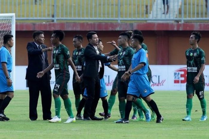 Para pemain Persatu Tuban melakukan protes ke perangkat pertandingan selepas laga kontra tuan rumah Persepam MU pada laga perdana Liga 2 musim 2017 di Stadion Gelora Ratu Pamelingan, Pemekasan, Sabtu (22/4/2017). 