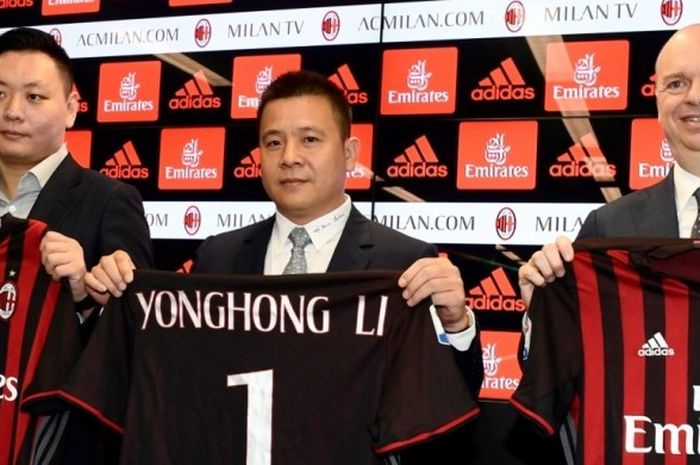 Pemilik baru AC Milan lewat perusahaan Rossoneri Sport Investment Lux, Li Yonghong (tengah), berpose bersama kandidat CEO klub, Marco Fassone (kanan), dan perwakilan perusahaan, David Han Li, dalam jumpa pers di Casa Milan, Milan, 14 April 2017.