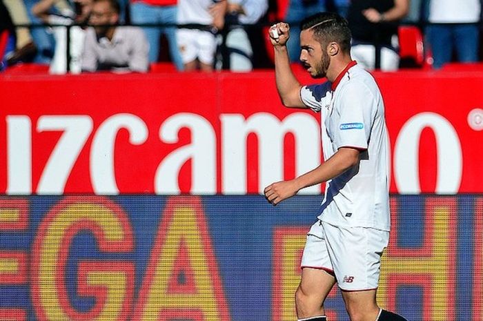 Gelandang serang Atalanta, Alejandro Dario Gomez, melakukan selebrasi seusai mencetak gol ke gawang Pescara dalam laga lanjutan Liga Italia 2016-2017 di Stadion Atleti Azzurri d'Italia, Bergamo, pada 19 Maret 2017.