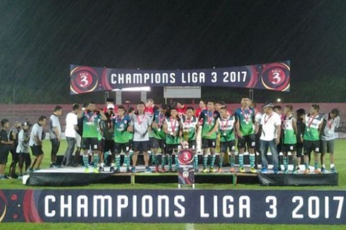 Persik Kendal saat menerima medali sebagai peringkat kedua Liga 3.