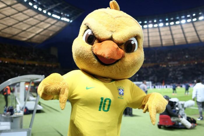 Maskot timnas Brasil saat bertandang ke Olympiastadion Berlin (27/3/2018)