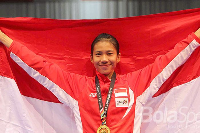 Atlet Taekwondo Indonesia, Mariska Halinda, mengibarkan bendera merah putih saat merayakan kesuksesannya meraih medali emas SEA Games 2017 kelas 53 kg putri, setelah mengalahkan atlet Taekwondo Thailand pada Senin, 28 Agustus 2017 di KLCC.
