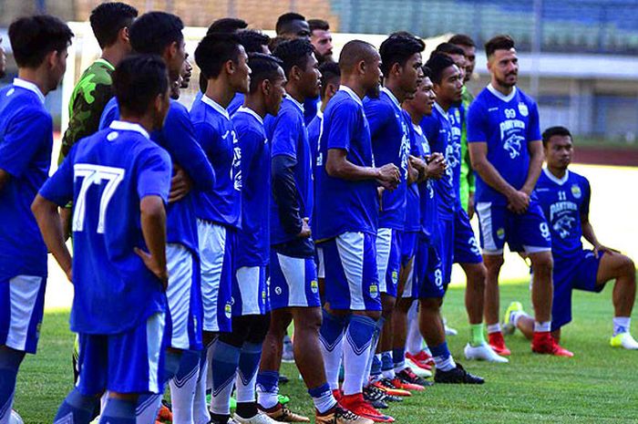 Pemain Persib mendengarkan arahan pelatih saat melakukan latihan rutin di Stadion Arcamanik, Bandung, Minggu (26/6/2018).