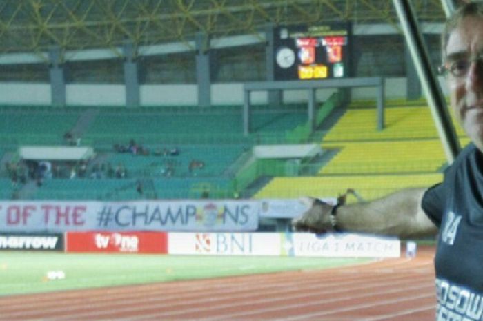 Pelatih PSM Makassar Robert Rene Alberts berswafoto sambil menunjuk tulisan Spirit of the Champions di Stadion Patriot Candrabhaga, Kota Bekasi, Kamis (19/10/2017) malam WIB.
