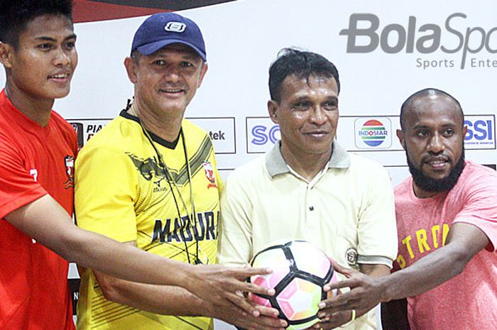 Pelatih Madura United, Gomes de Oliveira, dan pelatih Perseru Serui, Alexander Saununu, saat acara jumpa media Grup C Piala Presiden, Rabu (17/1/2018) di Surabaya.