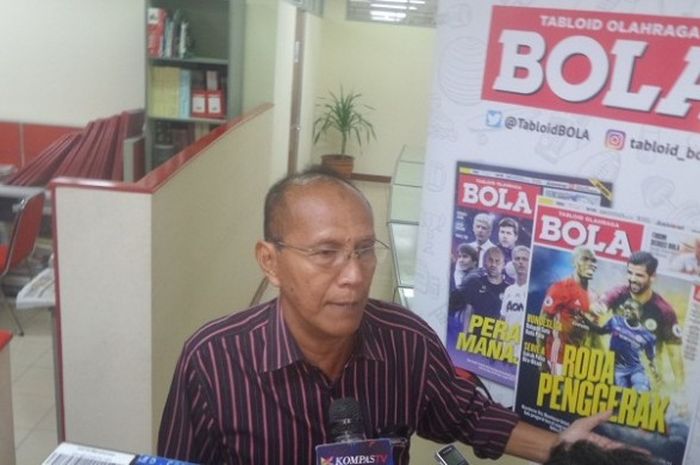 Pelatih Persita Tangerang, Bambang Nurdiansyah, diwawancarai awak media seusai menjadi pembicara dalam Forum Diskusi BOLA di Kantor Redaksi Tabloid BOLA, Rabu (25/1/2017). 
