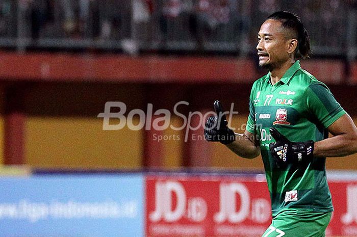 Kiper Madura United, Heri Prasetyo, saat tampil melawan Pusamania Borneo FC dalam laga pekan ke-29 Liga 1 di Stadion Ratu Pamellingan Pamekasan, Jwa Timur, Jumat (13/10/2017) malam.