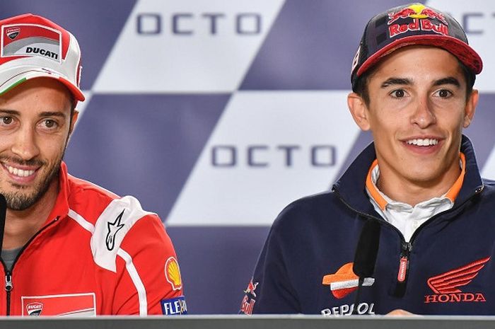 Andrea Dovizioso (kiri) dan Marc Marquez (kanan) saat jumpa pers jelang MotoGP Inggris, Kamis (24/8/2017).