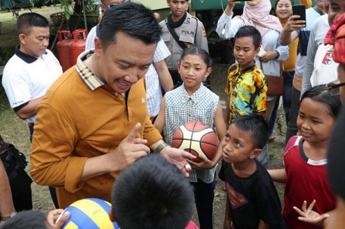 Menteri Pemuda dan Olahraga Imam Nahrawi berbincang-bincang dengan anak-anak pengungsi bencana alam erupsi Gunung Agung, di Gelanggang Olahraga (GOR) Swecapura, Klungkung, Bali, Sabtu (30/9/2017).