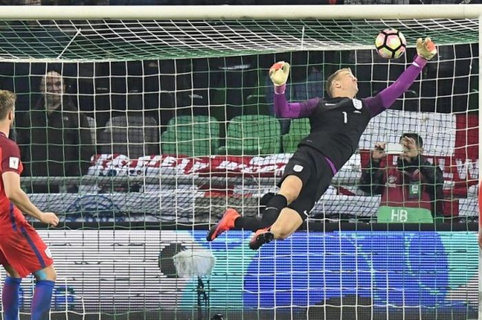 Aksi kiper Inggris, Joe Hart (tengah), saat menyelamatkan gawang tim dari percobaan pemain Slovenia dalam pertandingan Grup F kuakifikasi Piala Dunia 2018 di Stadion Stozice, Ljubljana, Slovenia, pada Selasa (11/10/2016).