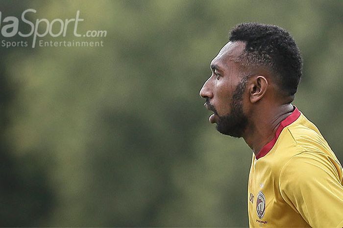 Penyerang Sriwijaya FC, Patrich Wanggai, saat tampil melawan Cilegon United dalam laga uji coba di Stadion Krakatau Steel, Cilegon, Banten, Kamis (11/1/2018). 